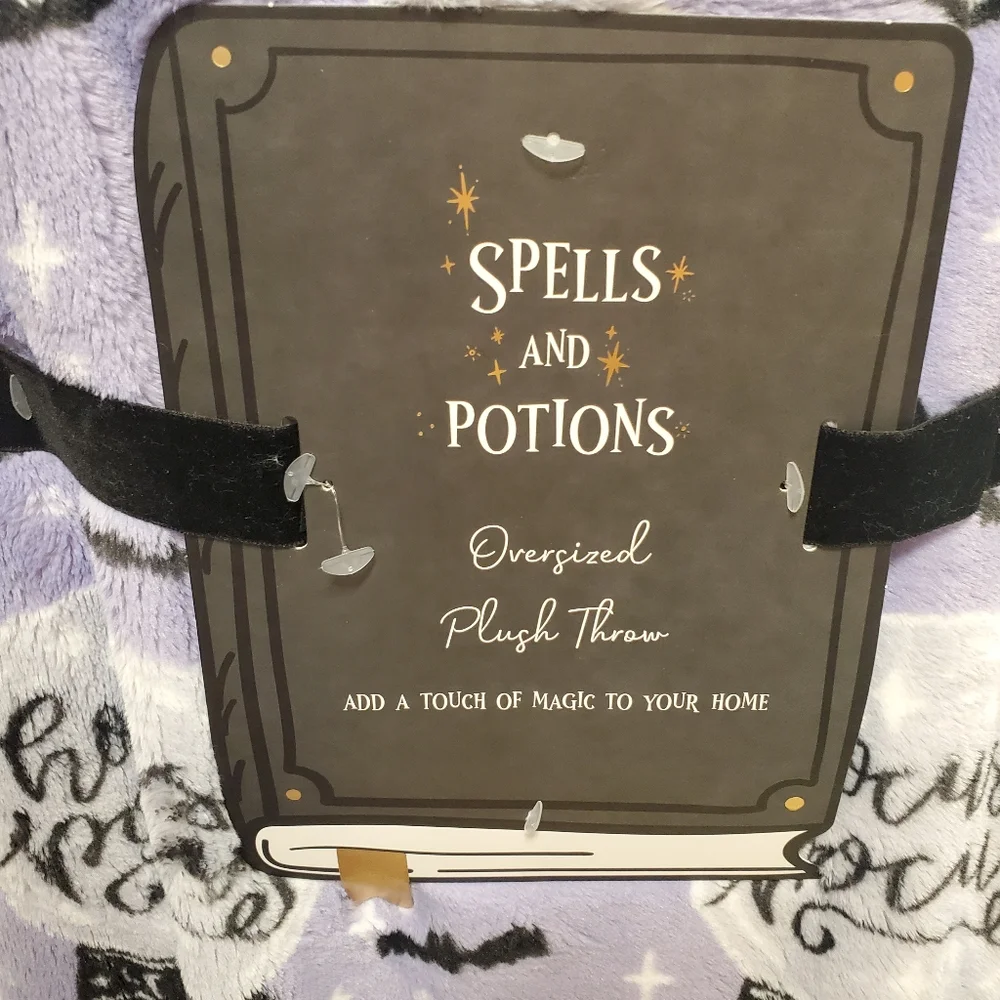 Viral Halloween! Hocus Pocus Throw Blanket-NWT